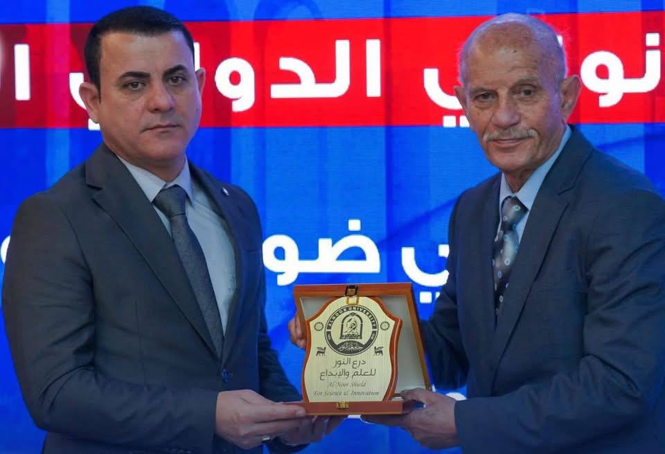 تسلم السيد رئيس الجامعة المحترم درع العلم والابداع